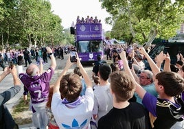 Los aficionados saludan a los jugadores y cuerpo técnico del Real Valladolid subido en el autobús