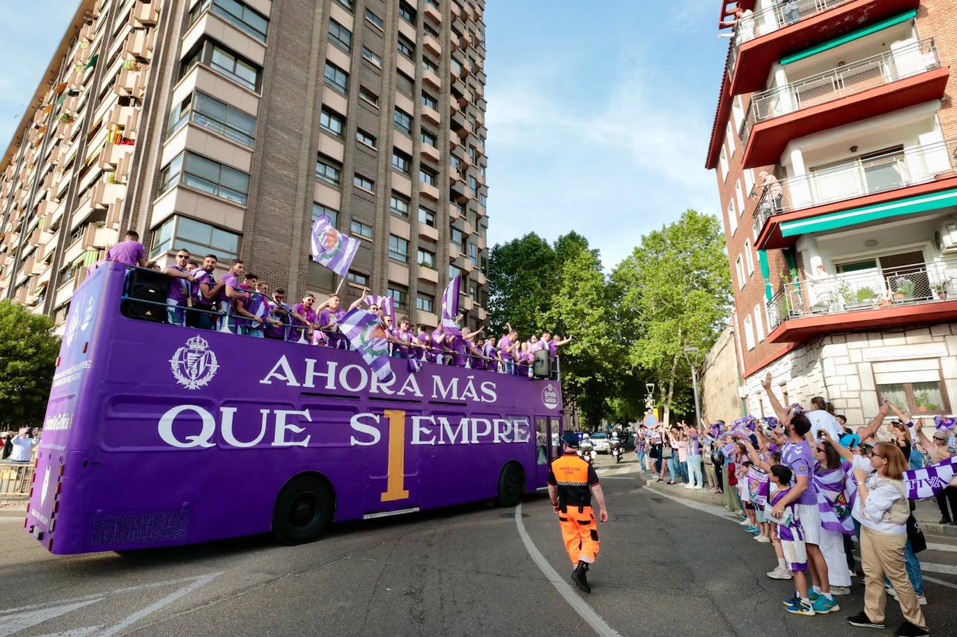 El autobús del Real Valladolid toma las calles de la ciudad