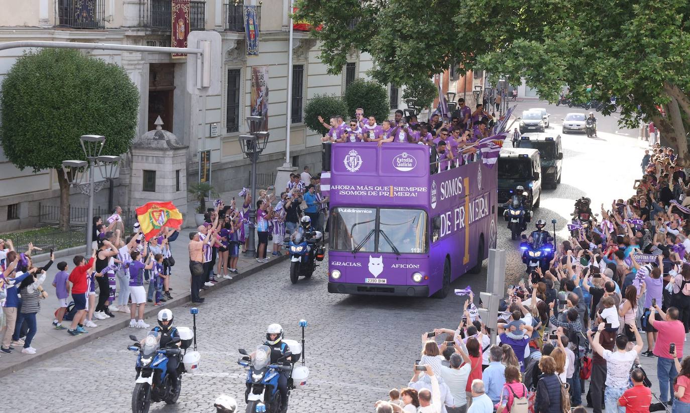 El autobús del Real Valladolid toma las calles de la ciudad