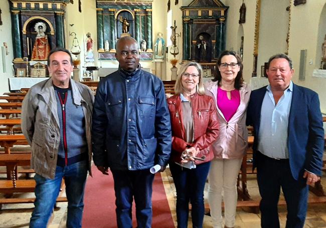 Delphin Nkano, junto a varios vecinos de Gallegos en la iglesia del pueblo.