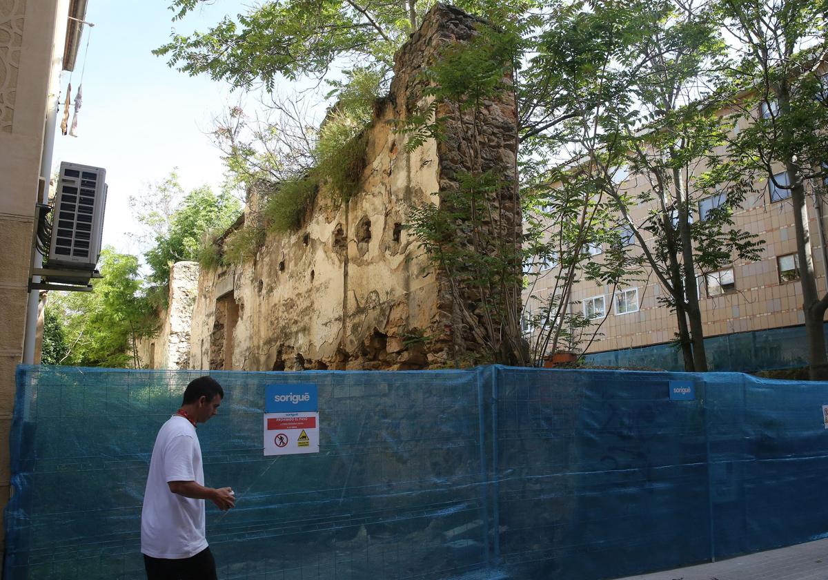 Parcela en la que se construirá la residencia, vallada para el inicio de las obras.