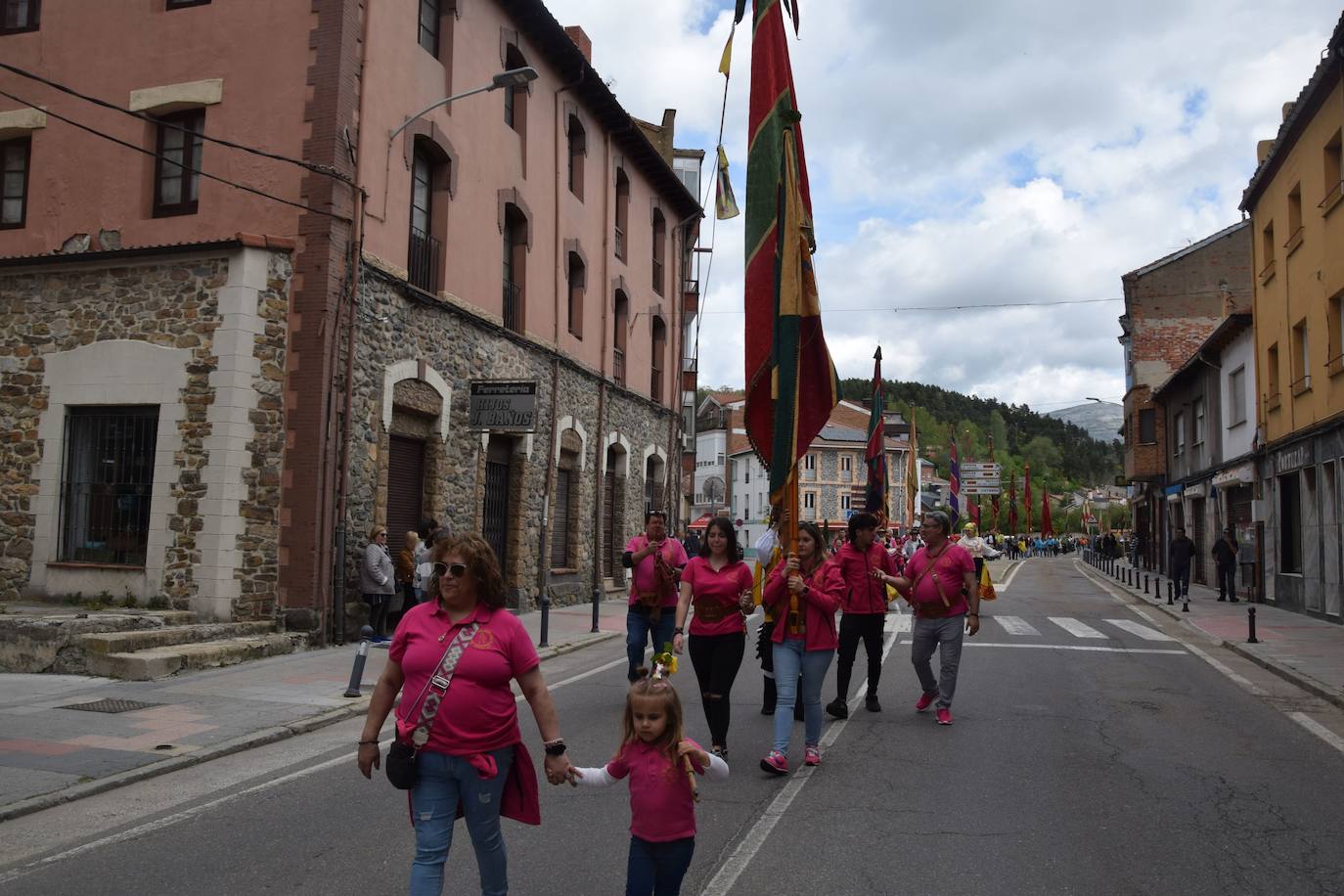 Los pendones ondean al viento en Guardo