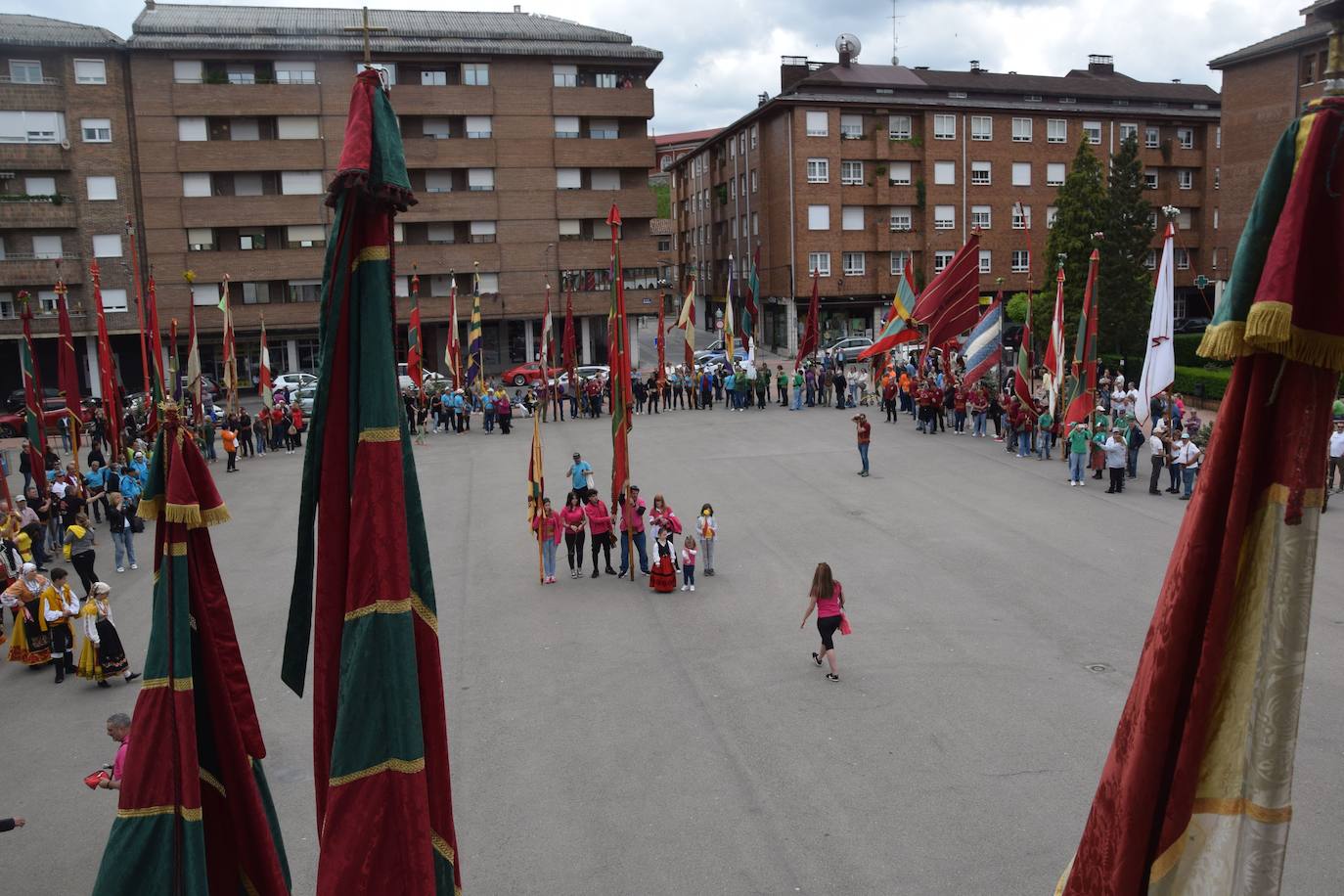 Los pendones ondean al viento en Guardo