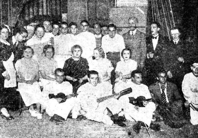 El elenco de artistas que participaron en el homenaje a las Fuerzas y Cuerpos de Seguridad del Estado celebrado en 1934 en el Teatro Calderón.