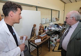 El coordinador Jaime Tesón observa el grupo escultórico 'Nacimiento' de la Catedral de Palencia junto a Rafael Martínez, jefe del Servicio de Cultura de la Diputación.