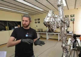 Raúl Martínez trabaja en una cruz de plata en el taller de restauración.