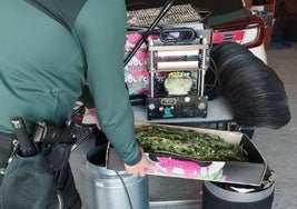 Objetos y cannabis intervenido por la Guardia Civil.