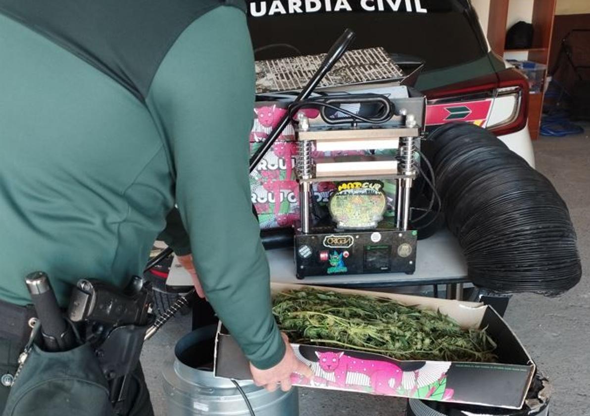 Objetos y cannabis intervenido por la Guardia Civil.