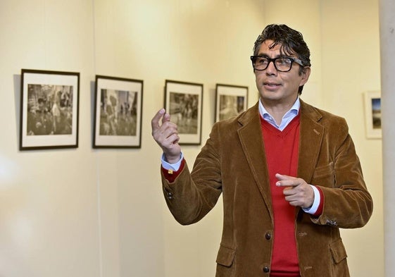 Demian Chávez, fotoperiodista mexicano, con varias de las fotografías de la exposición 'El abrazo de los 3.000 kilómetros'.