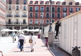 Montaje de casetas en la Plaza Mayor para acoger la Feria del Libro