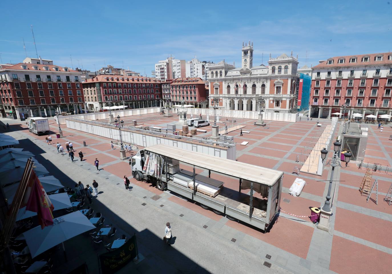 Las imágenes del montaje de la Feria del Libro en la Plaza Mayor