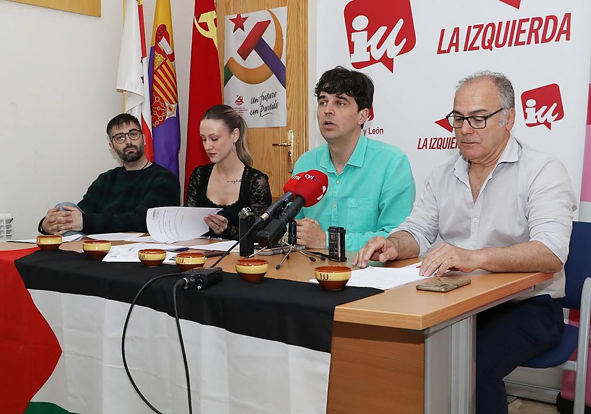 Juan Gascón, con sus compañeros Manuel Muñoz, Inés Becerril y Rodrigo San Martín, de derecha a izquierda.