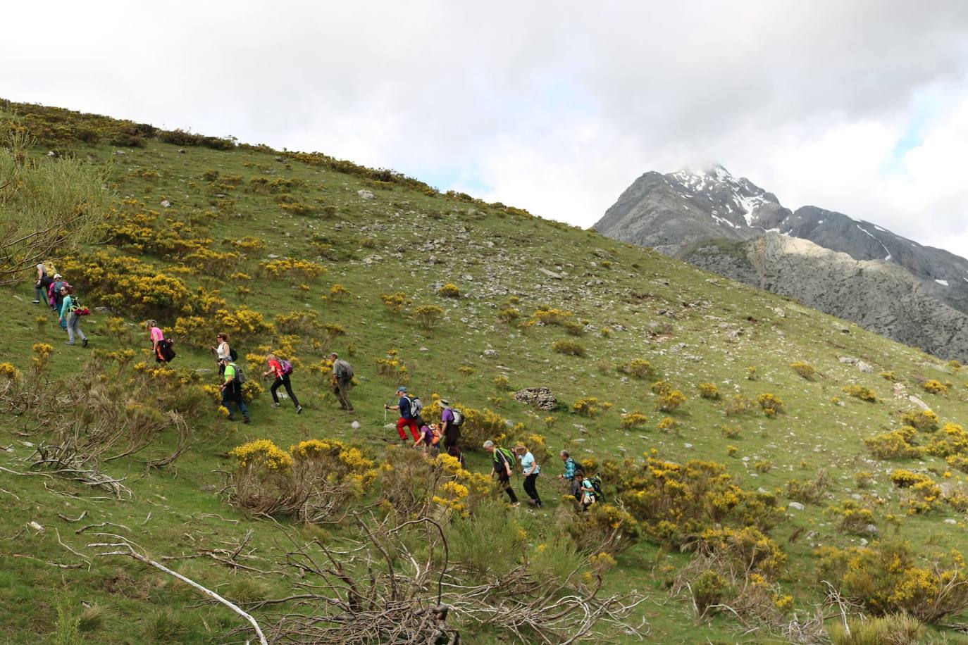 Los clubes de montaña de Palencia se unen en Cardaño de Abajo