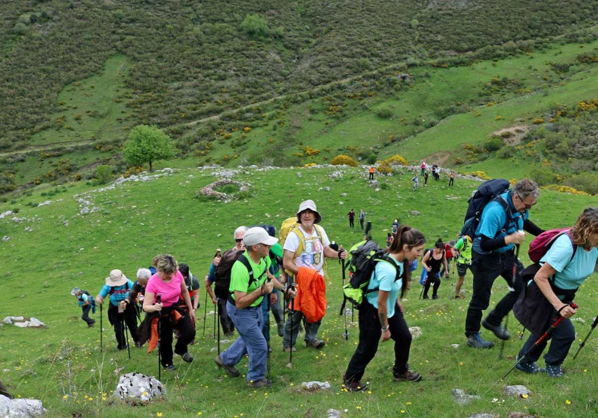 Los clubes de montaña de Palencia se unen en Cardaño de Abajo