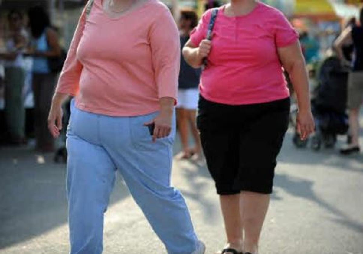 Dos mujeres caminan por una calle en una imagen de archivo.