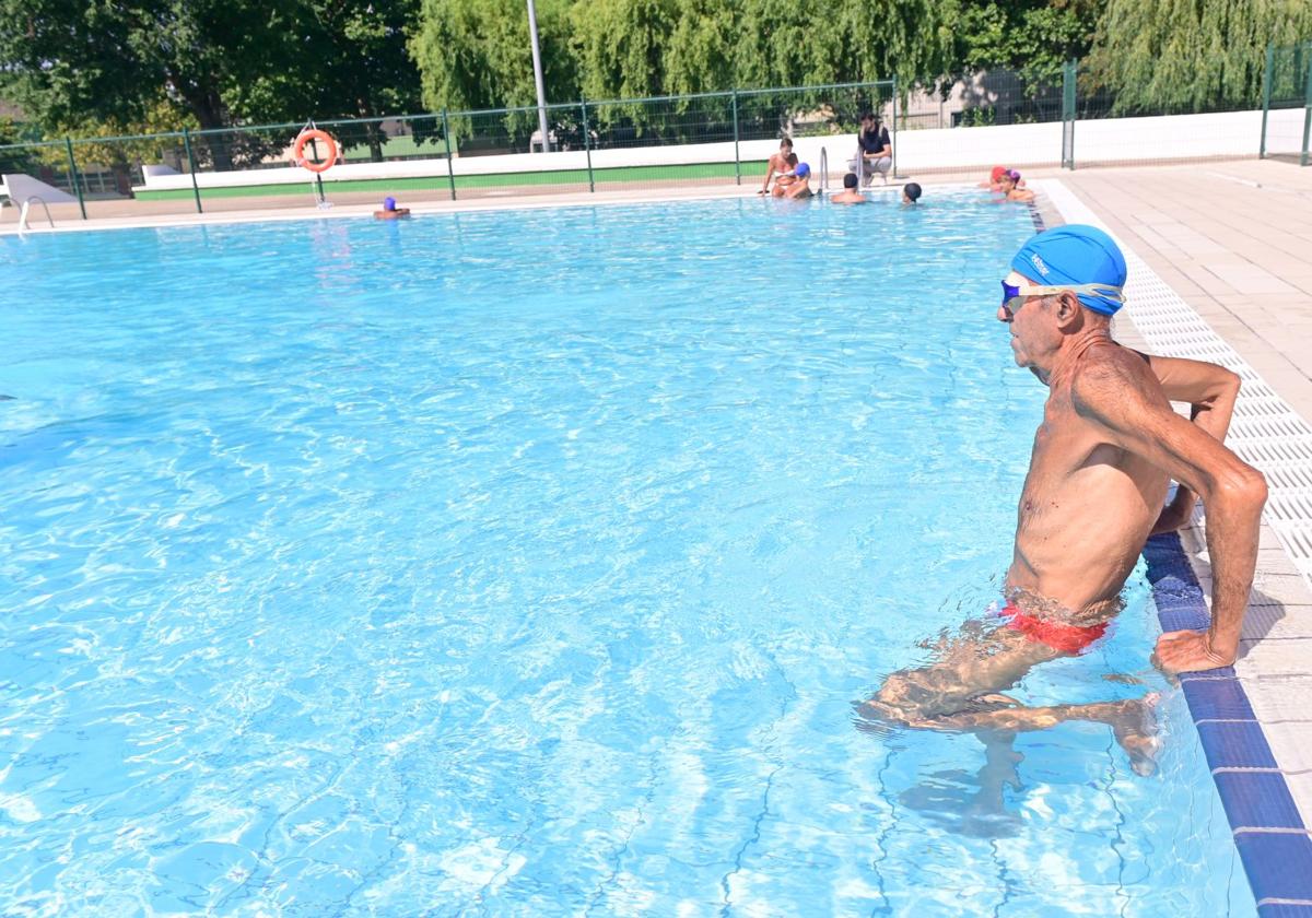 Bañistas en la piscina de Canterac el verano pasado.