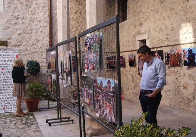 Dos visitantes a la exposición contemplan las fotografías.