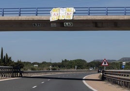 Pancarta contra el cierre de la fábrica de piensos Nanta de Tudela de Duero en la A-11.