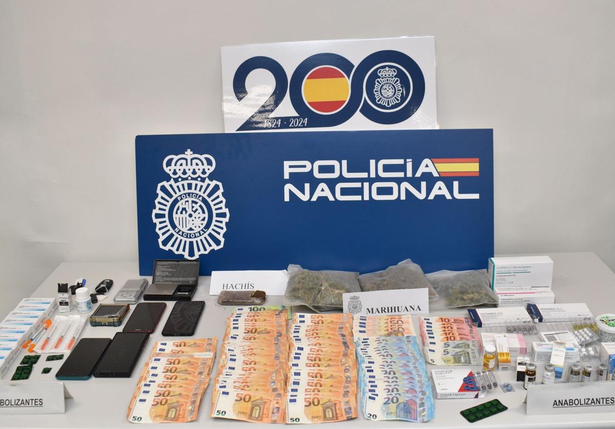 Dinero, droga, anabolizantes y teléfonos aprehendidos al detenido.