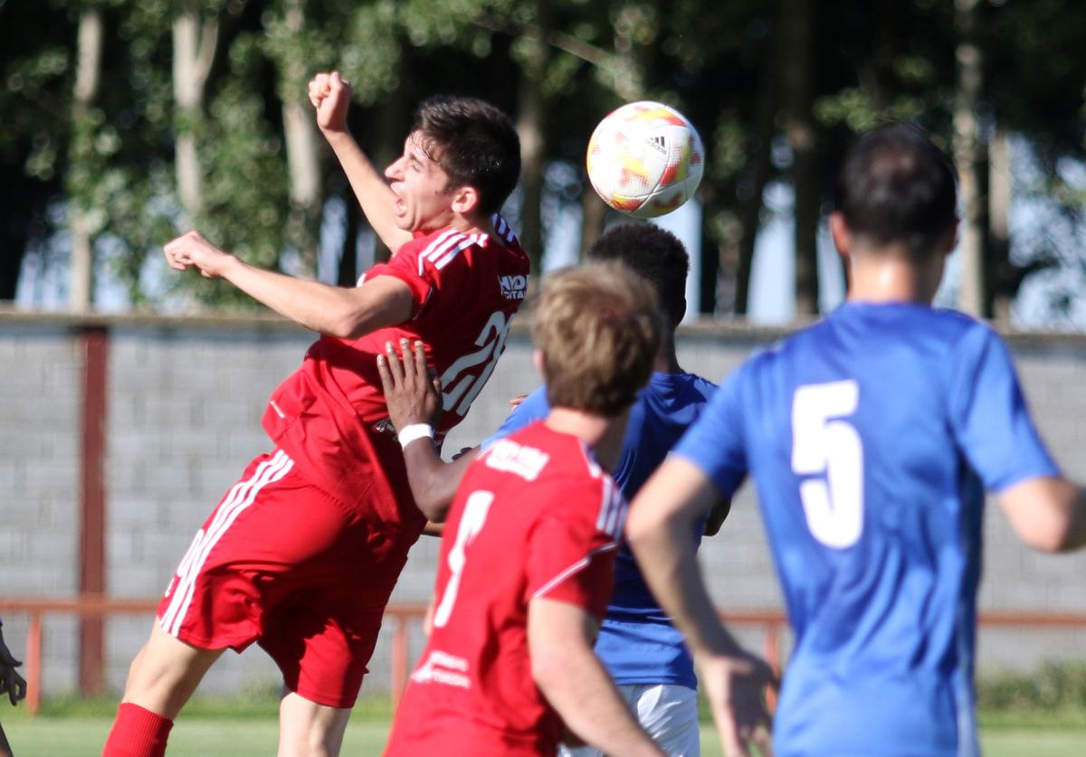 Partido entre el Turégano y el Unami esta temporada en la Regional de Aficionados.