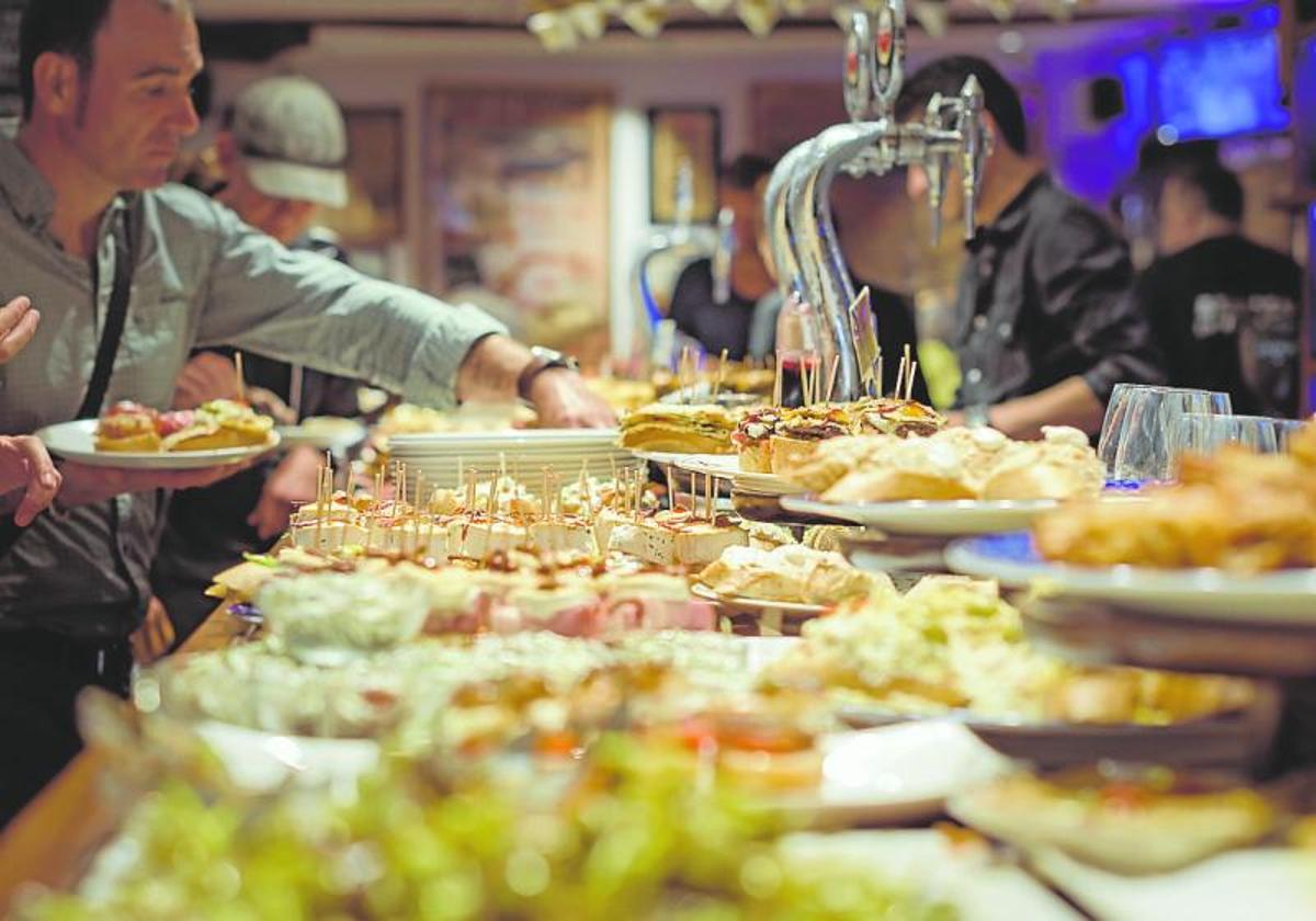La barra de un bar repleta de pinchos.