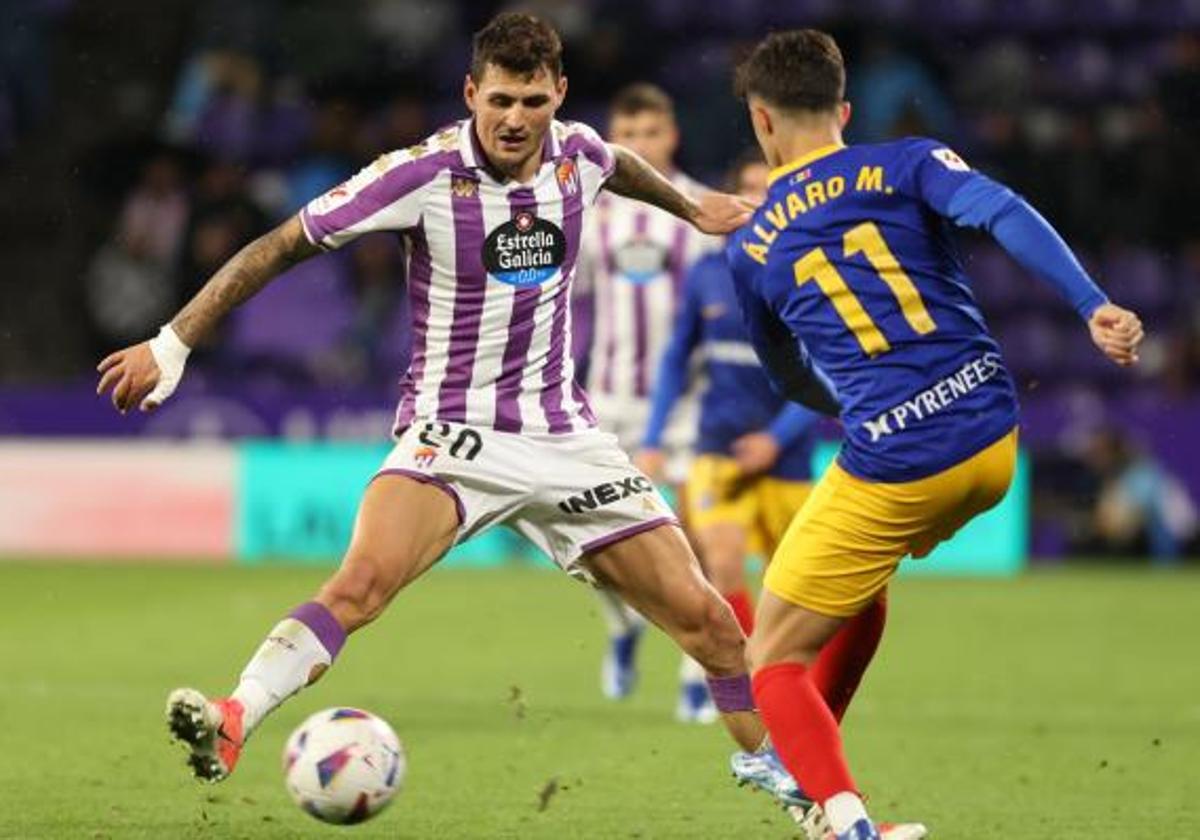 Juric se dispone a cortar un balón durante el partido de esta temporada entre el Real Valladolid y el Andorra en Zorrilla.