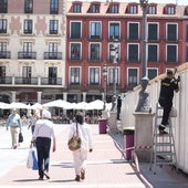 La Plaza Mayor se transforma con 55 casetas para atraer a miles de lectores durante diez días