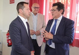 Los gerentes de Hermanas Hospitalarias y San Juan de Dios, Javier Arellano y Mariano Cortés, conversan durante la inauguración del gimnasio.