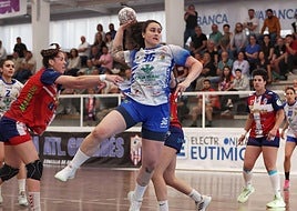 Marcela se dispone a efectuar un lanzamiento.