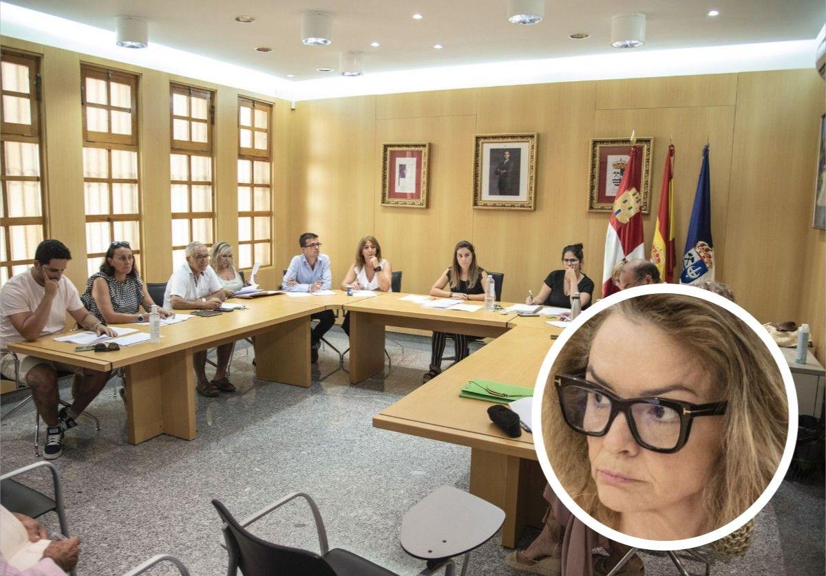 Pleno del Ayuntamiento de La Lastrilla, y en el círculo, la concejala de Vox, María Solís.