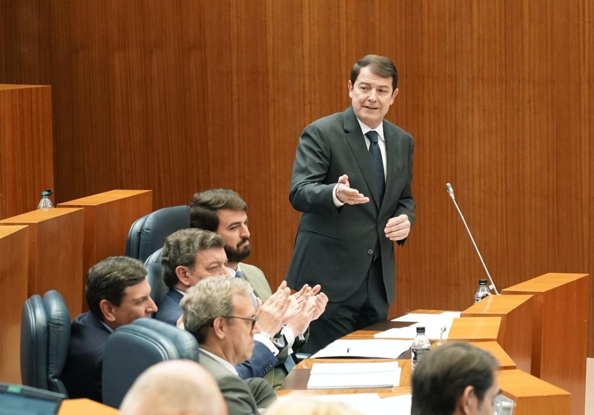 El presidente de la Junta, Alfonso Fernández Mañueco, durante su comparecencia en las Cortes.