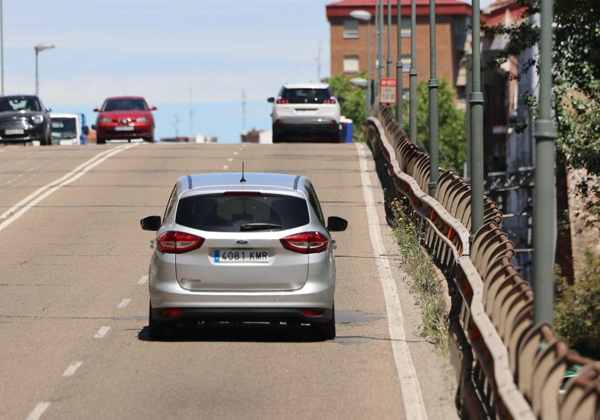 Aspecto del carril derecho de entrada en el viaducto de Arco de Ladrillo.