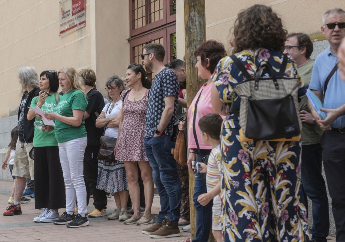 Lectura del manifiesto durante la concentración a las puertas de la Dirección Provincial de Educación en Segovia.