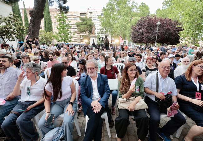 Asistentes al mitin de Sumar en la Plaza de la Universidad, con los ex ediles Alberto Bustos y Manuel Saravia en primera fila.