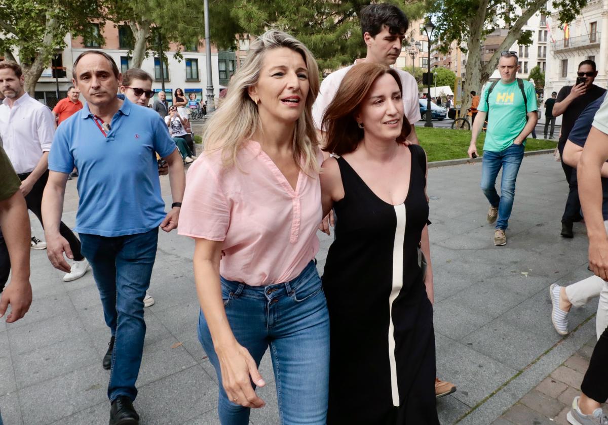 Yolanda Díaz, María Sánchez y Juan Gascón, tras ellas, llegan al acto en la Plaza de la Universidad.