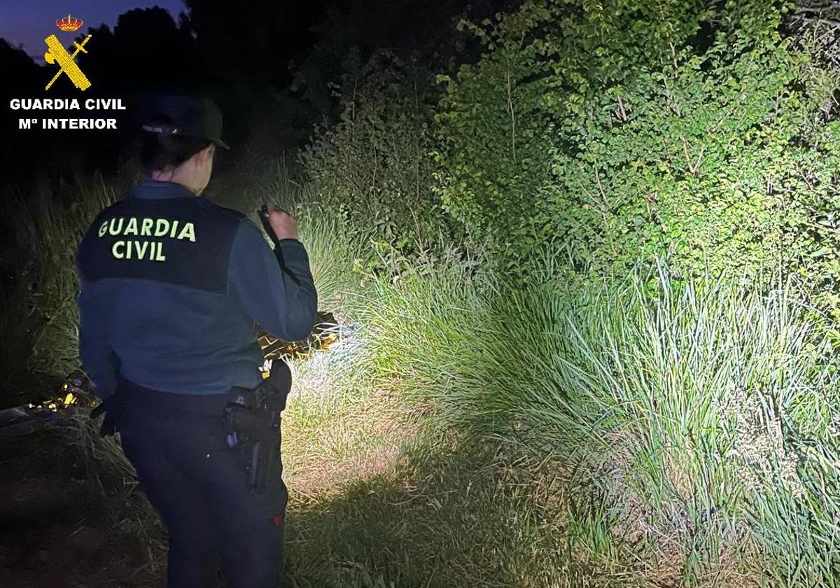 La Guardia Civil ilumina el lugar en el que apareció el cuerpo.