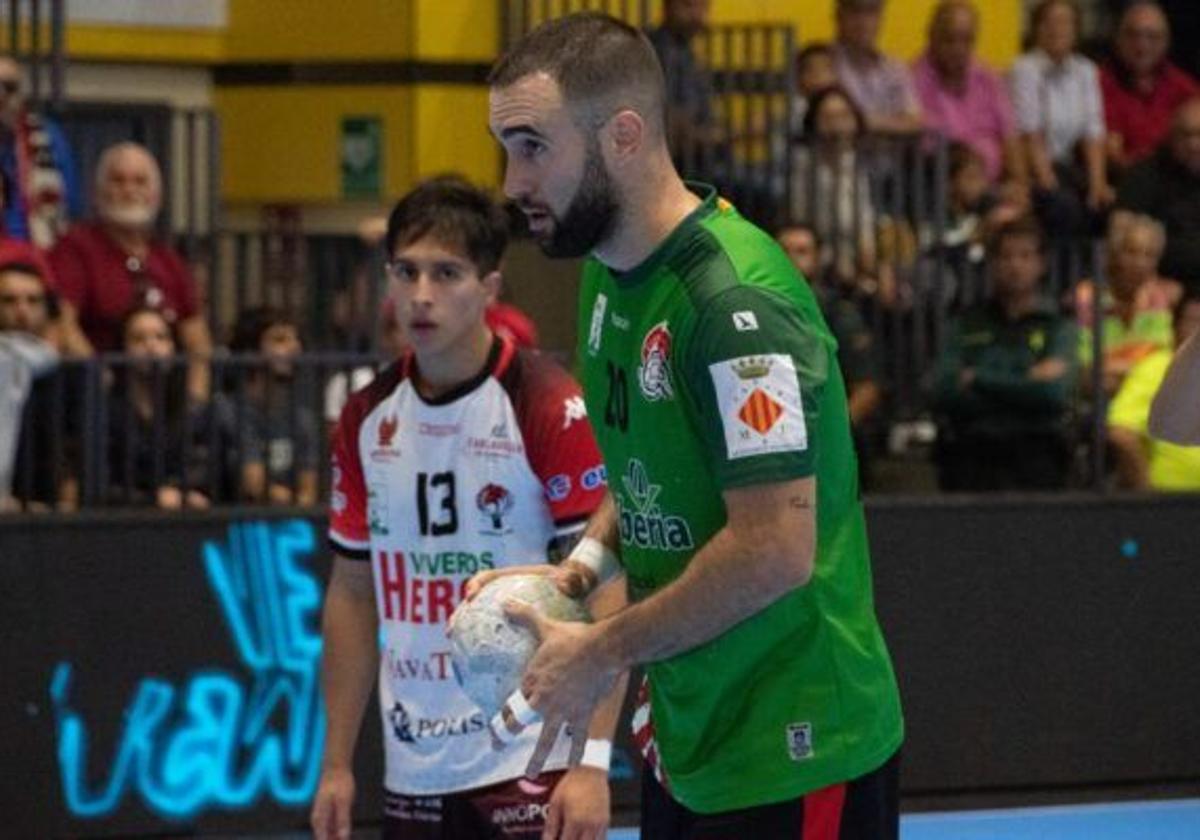 Adrián Nolasco en un partido con Puesto Sagunto frente a Balonmano Nava.