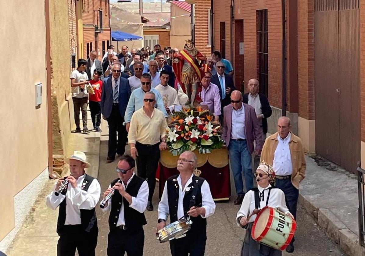 La procesión, por las calles de Bolaños.