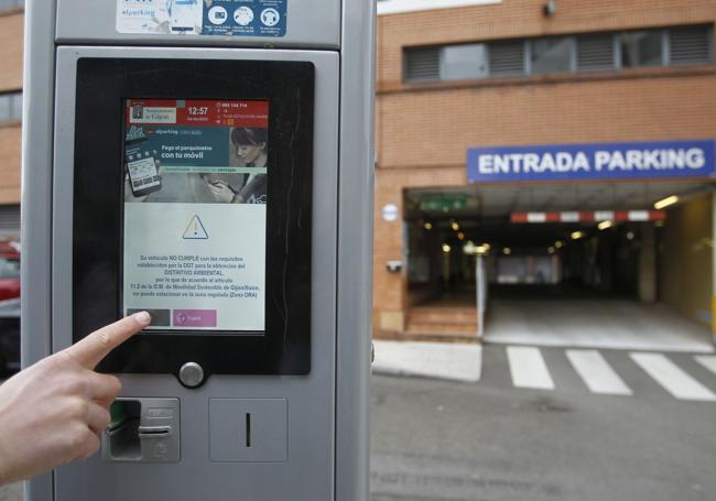 Ejemplos de restricciones: Obligatoriedad de etiqueta ambiental para estacionar en la zona azul de Gijón.