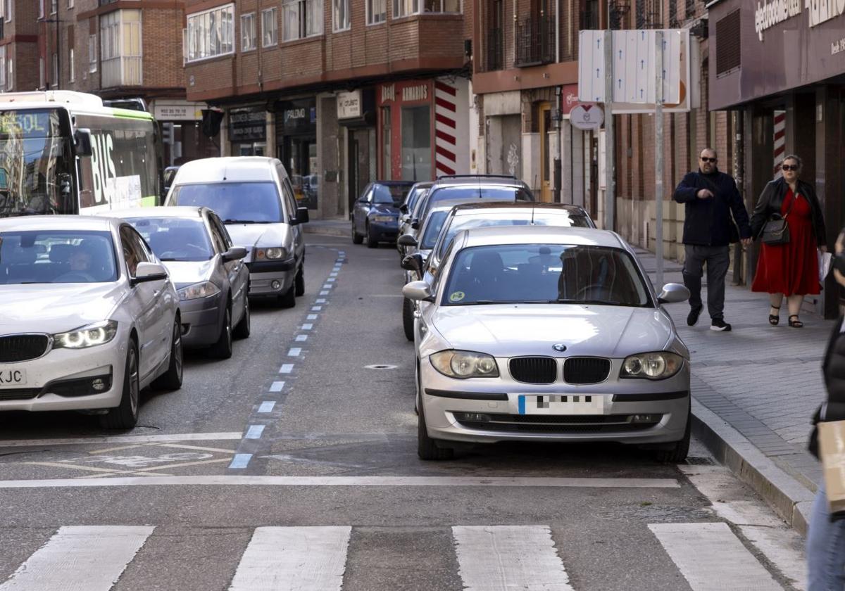 Imagen de archivo de vehículos aparcados en una calle de Valladolid.