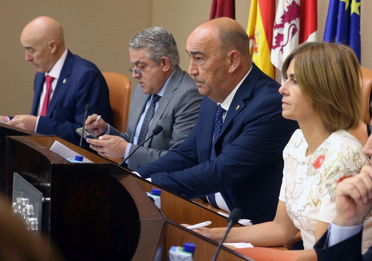 Parte del equipo de gobierno del PP en la Diputación de Segovia, con el presidente Miguel Ángel de Vicente al frente.