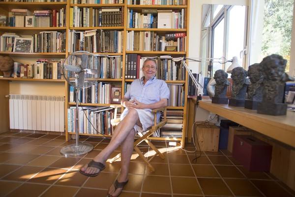 El director de arandino Félix Murcia, en su casa alicantina.