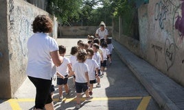 Dos profesoras acompañan a los niños de una escuela infantil.