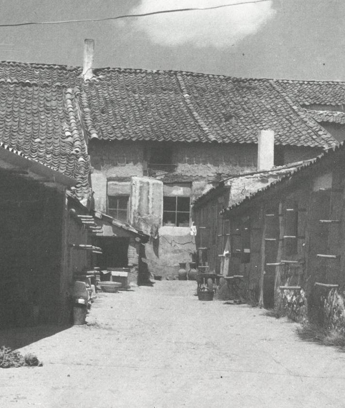 Imagen secundaria 2 - Nicolás García (tercero por la derecha), abuelo materno de Chusma. Abajo, Jesús Maruel, Montse y Manuel García, en el obrador actual. A la derecha, patio de la alfarería familiar en los años sesenta del siglo XX.