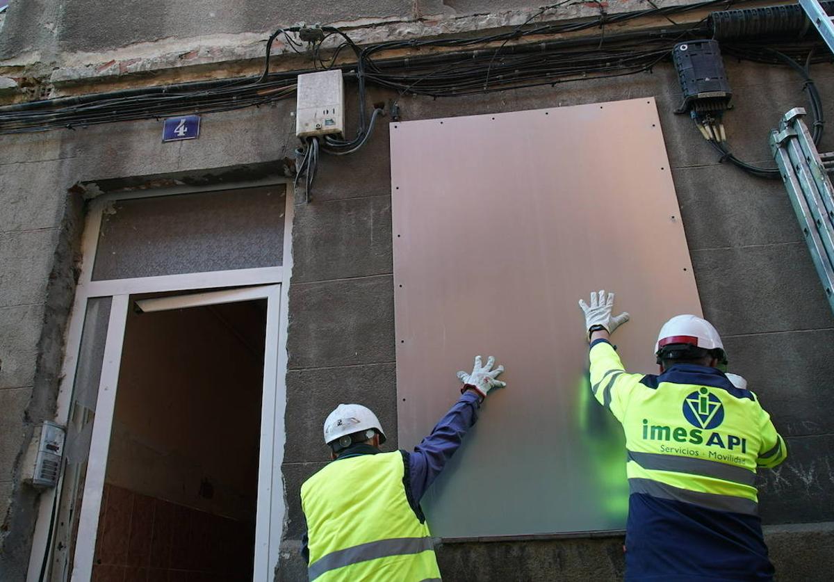 Los vecinos respiran «tranquilos» tras blindar el edificio okupado de la calle Olmedo