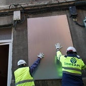 Los vecinos respiran «tranquilos» tras blindar el edificio okupado de la calle Olmedo