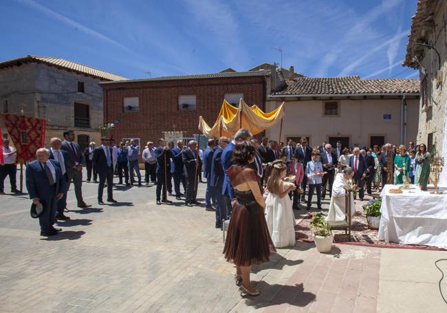 Procesión del Corpus de Peñaflor de Hornija con seis niños de comunión