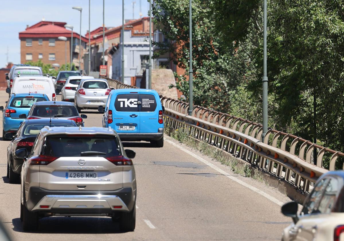 El tráfico en el viaducto de Arco de Ladrillo, este jueves después del enuncio de las obras.