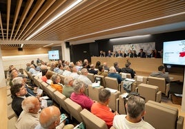 Los asistentes siguen con atención la presentación del balance de resultados de la entidad.