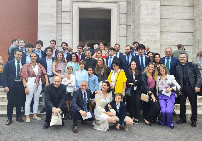 José de la Pisa, junto a familiares y amigos, en Roma.